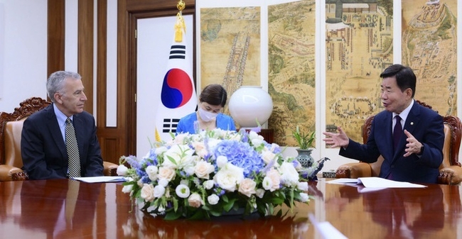 김진표 국회의장이 19일 오후 서울 여의도 국회 의장집무실에서 필립 골드버그 주한 미국대사를 접견하고 있다. (사진=뉴시스 제공)