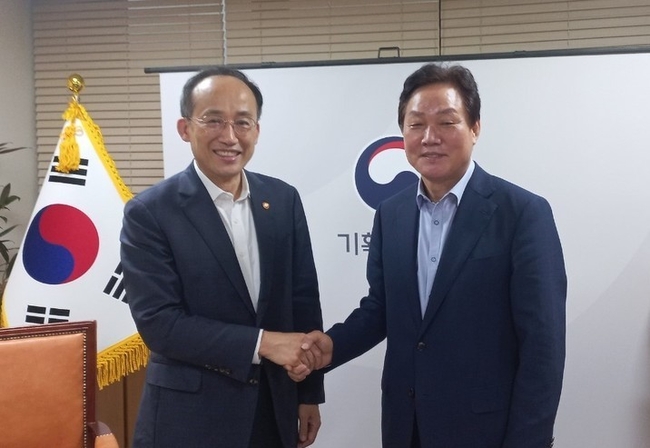 박완수(오른쪽) 경남도지사가 지난 19일 오후 정부서울청사에서 추경호 기획재정부장관 겸 경제부총리를 만나 악수하고 있다.(사진=경남도 제공)