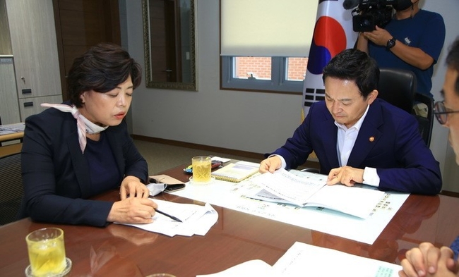 신계용 과천시장(사진 왼쪽), 원희룡 국토부장관 개선 요청 면담 현장.