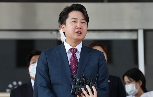 이준석 국민의힘 전 대표가 지난 17일 오후 서울남부지법에서 당 비상대책위원회 효력을 정지해달라며 낸 가처분 신청 사건의 심문을 마친 뒤 취재진의 질문에 답변하고 있다. (공동취재사진)