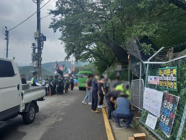 경남 양산시 하북면사무소 직원들이 14일 문재인 전 대통령 사저가 있는 평산마을에서 1인 시위자의 텐트를 철거하고 있다. (사진=뉴시스)