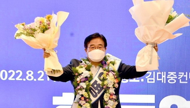 광주시당위원장에 출마한 이병훈 후보가 당선 직후 환호하고 있다. (사진=뉴시스)