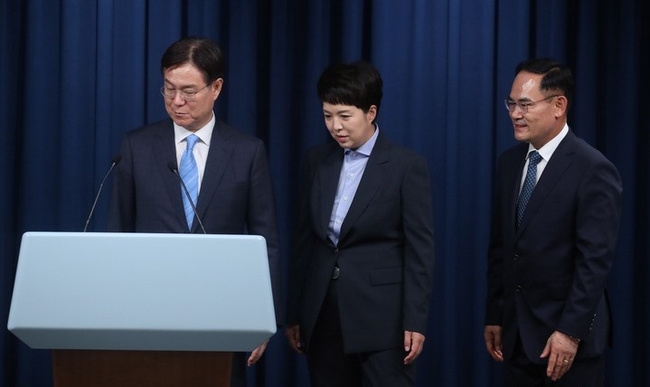 이관섭(왼쪽부터) 정책기획수석, 김은혜 홍보수석, 임종득 국가안보실 2차장이 21일 서울 용산 대통령실 청사 브리핑룸에서 김대기 비서실장의 인선안 발표가 끝난 후 단상으로 향하고 있다. (사진=뉴시스)