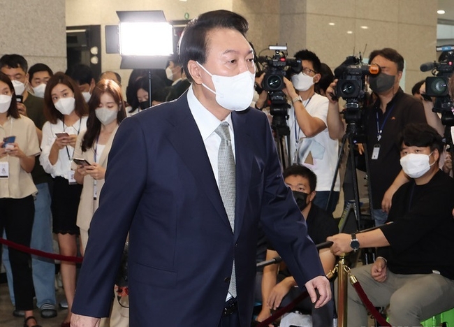 윤석열 대통령이 23일 서울 용산 대통령실 청사로 출근하며 취재진 질문에 답변한 후 집무실로 향하고 있다. (사진=뉴시스 제공)