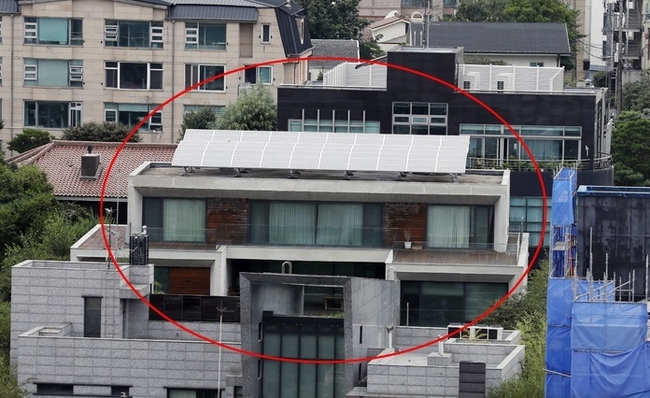  이명박 전 대통령 부부가 논현동 사저(빨간원) 등을 공매처분한 것에 불복했지만 대법원에서 최종적으로 받아들여지지 않았다. 23일 법조계에 따르면 대법원은 지난 19일 이 전 대통령 부부가 한국자산관리공사를 상대로 낸 공매처분 무효확인 소송 상고심에서 심리불속행 기각하고 원고 패소 판결한 원심을 확정했다. 사진은 23일 서울 논현동 이명박 전 대통령 사저 모습.(사진=뉴시스 제공)