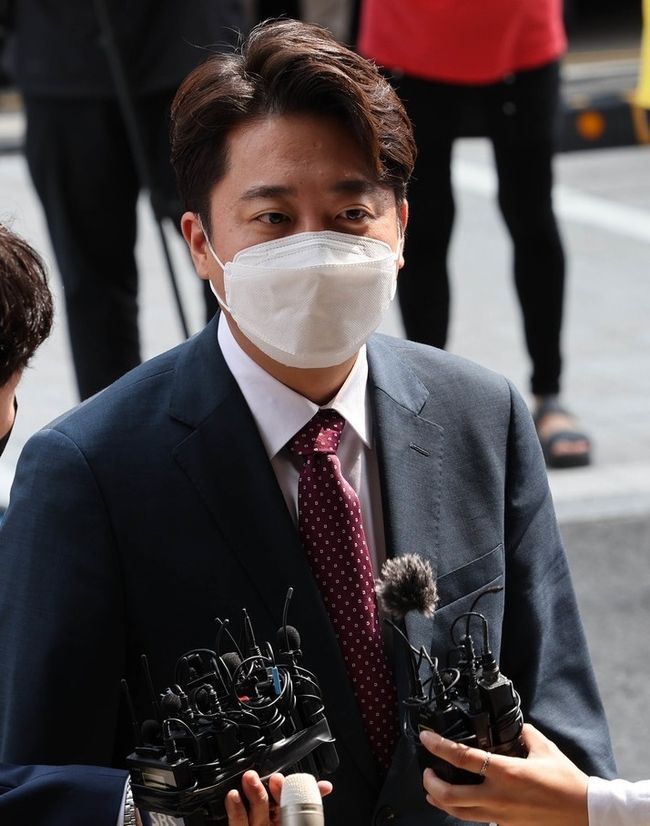 이준석 국민의힘 전 대표가 지난 17일 오후 서울 양천구 서울남부지방법원에서 당 비상대책위원회 효력정지 가처분 신청 사건 심문기일에 출석하며 취재진 질문에 답변하고 있다. (사진=뉴시스 제공)