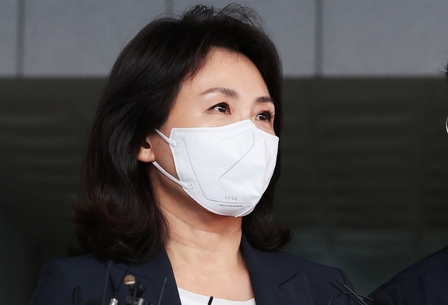 더불어민주당 이재명 의원의 부인 김혜경씨가 '법인카드 사적 유용 의혹'과 관련해 조사를 마친 뒤 23일 오후 경기도 수원시 경기남부경찰청을 나서고 있다.(사진=뉴시스 제공)