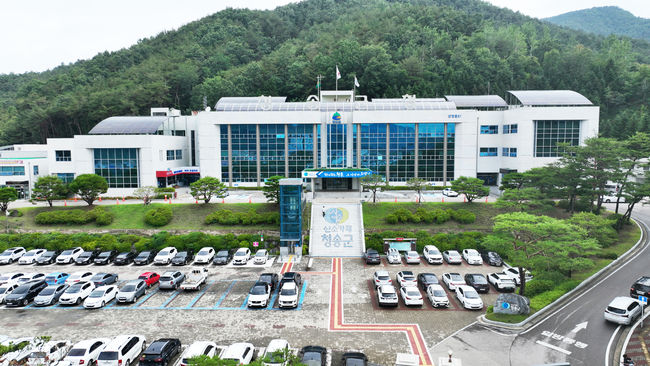 청송군(군수 윤경희)은 최근 환경부로부터 물이용부담금 부과 면제 확정 통보를 받아군 내 성덕댐 인근 주민들이 물이용부담금을 내지 않아도 돼 주민들의 부담이 줄어들게 됐다고 밝혔다. (청송군청 전경, 사진제공=청송군)