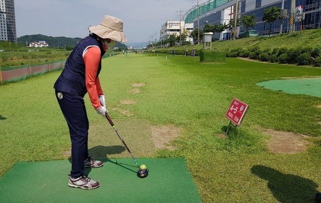 경산시(시장 조현일)는 오는 25일부터 26일까지 양일간 경산 남천변 파크골프장과 하양 금호강변 파크골프장에서 경산시체육회와 경산시파크골프협회 주최・주관으로 ‘경산 삼성현배 전국 파크골프 대회’를 개최한다고 밝혔다. (사진제공=경산시)