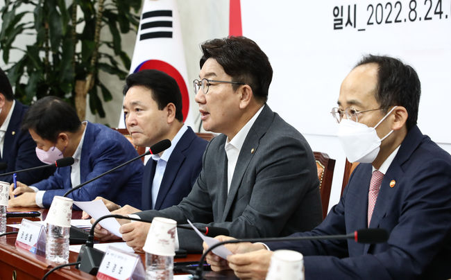 24일 국회에서 열린 '2023년도 예산안 관련 당정협의회'에서 권성동 원내대표가 발언하고 있다.(사진=뉴시스 제공)