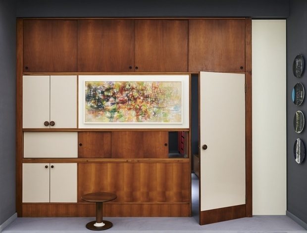 Storage partition from the Tufarelli Residence, Capri, Italy, 1965, Walnut, formica, and acrylic on canvas, 293 x 399 x 45 cm(이미지=더페이지갤러리 제공)