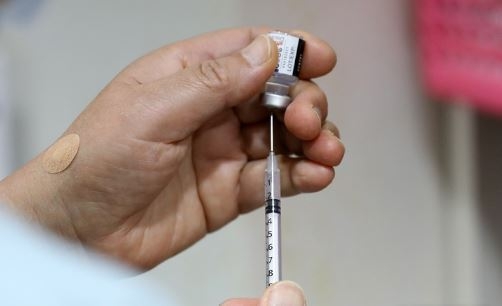 지난 2일 오전 서울 시내 한 동네 병·의원에서 의료진이 코로나19 화이자 백신을 준비하고 있다.<br>
(사진=뉴시스 제공)