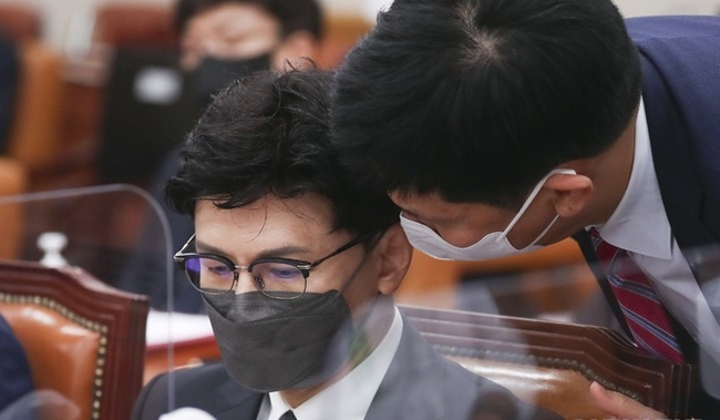  한동훈 법무부장관이 지난 24일 서울 여의도 국회에서 열린 법제사법위원회 전체회의에서 관계자와 대화를 나누고 있다. (공동취재사진) 