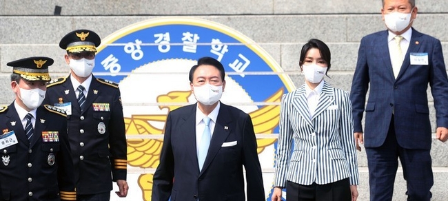 윤석열 대통령과 부인 김건희 여사가 지난 19일 충북 충주 중앙경찰학교 대운동장에서 열린 중앙경찰학교 310기 졸업식에서 신임 경찰들을 격려하기 위해 이동하고 있다.