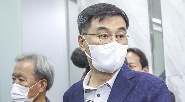 사건 초동수사 부실 의혹을 받고 있는 전익수 공군본부 법무실장이 지난 27일 오후 서울 서대문구 고 이예람 중사 사망 사건을 수사 중인 특검에 출석하며 취재진의 질문에 답하고 있다. (사진=뉴시스)