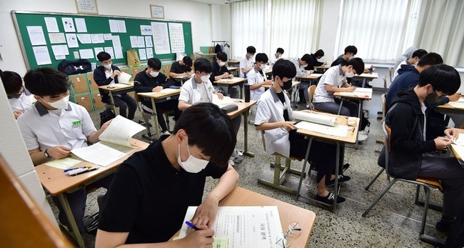 2023학년도 대학수학능력시험 6월 모의평가가 실시된 지난 6월9일 오전 대구 경북고등학교 3학년 교실에서 수험생들이 시험 준비를 하고 있다. (사진=뉴시스)