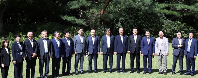 한덕수 국무총리, 국민의힘 권성동 원내대표, 김대기 대통령 비서실장 등 당-정-대 참석자들이 28일 오전 서울 종로구 삼청동 총리공관에서 열린 고위당정협의회에 앞서 환담하고 있다. (사진=뉴시스)