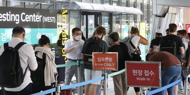 지난달 29일 오후 인천국제공항 제1여객터미널 코로나19 검사센터에서 해외 입국자들이 검사를 받기 위해 대기하고 있다. (사진=뉴시스)