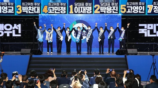  더불어민주당 이재명, 박용진 당대표 후보와 최고위원 후보들이 28일 서울 송파구 올림픽공원 체조경기장에서 열린 민주당 제5차 정기전국대의원대회에 입장해 인사를 하고 있다. 왼쪽부터 더불어민주당 장경태, 서영교, 박찬대, 고민정 최고위원 후보, 이재명, 박용진 당대표 후보, 고영인, 정청래, 송갑석 최고위원 후보. (공동취재사진)
