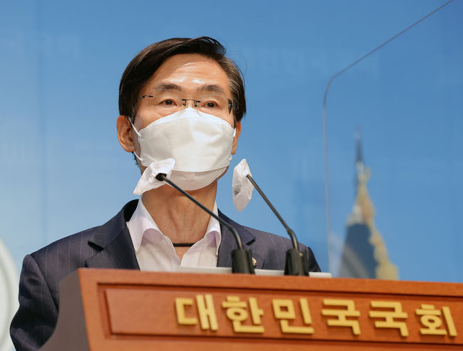 조경태 국민의힘 의원이 28일 국회 소통관에서 권성동 원내대표 사퇴와 현 지도부의 대승적 결단을 촉구하는 기자회견을 하고 있다.(사진=뉴시스 제공)