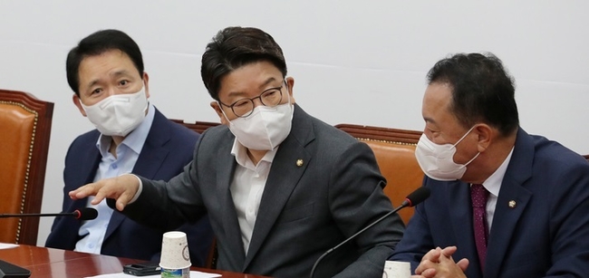 국민의힘 권성동 원내대표가 29일 서울 여의도 국회에서 열린 비상대책위원회 회의에 참석해 비공개 전환 후 참석자들과 이야기를 나누고 있다.(사진=뉴시스 제공)