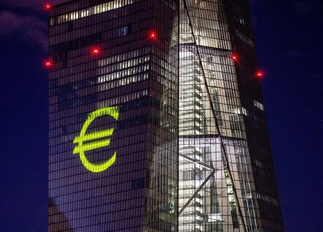 작년 12월 30일 저녁 독일 프랑크푸르트에 있는 유럽중앙은행(ECB) 청사에 불빛이 켜져 있는 모습. (사진=뉴시스 제공)