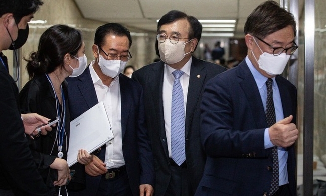 서병수 국민의힘 전국위원회 의장을 비롯한 의원들이 30일 서울 여의도 국회에서 열린 의원총회가 정회된 후 의총장을 나서고 있다. (사진=뉴시스 제공)