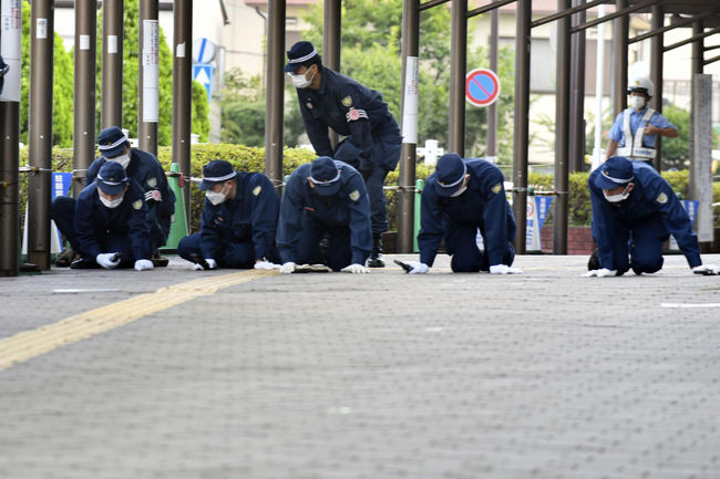 日本の警察が13日、日本西部の奈良県で安倍晋三元首相が銃撃で倒れた現場近くの報道を調べている。 日本の警察は、安倍元首相襲撃から3週間が経っても犯人が撃った銃弾も見つからず、非難を浴びている。(写真=Newsis 提供)