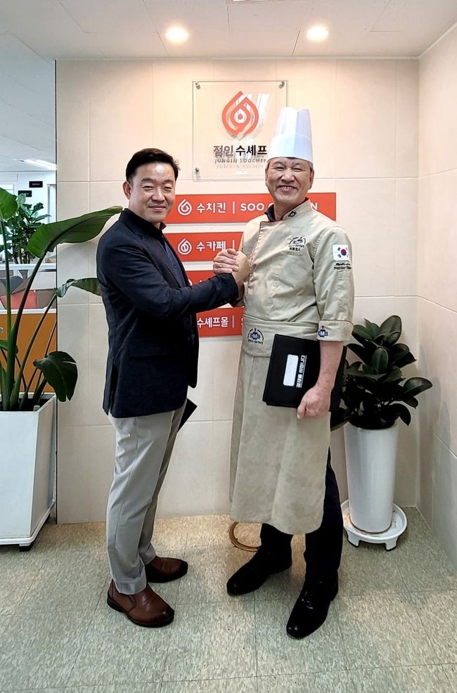 베이커리 도넛 업계 선두주자로 도약하려는 ‘정인 수(soo)셰프’(대표 최석인 서울시 광진구 구의강변로)가 제빵명장, 골목빵집 대부로 알려진 김봉수 명장의 까레몽제빵소와 합병했다.(사진제공=정인 수셰프)