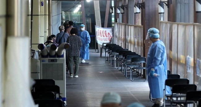 코로나19 신규 확진자수가 감소세를 보인 지난 1일 오후 서울 송파구 선별진료소가 한산한 모습을 보이고 있다.(사진=뉴시스)