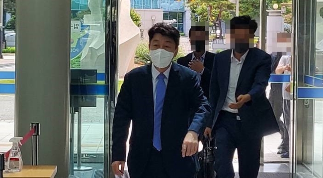  '선거 브로커 연루 의혹'을 받는 우범기 전주시장이 3일 오후 전북경찰청에 출석했다.