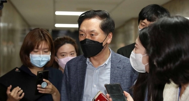  김기현 국민의힘 의원이 27일 오후 서울 여의도 국회에서 열린 국민의힘 비공개 의원총회에 참석하고 있다. 
