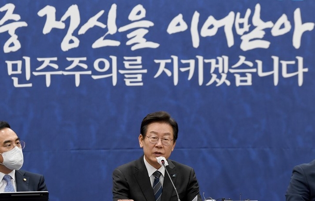  이재명 더불어민주당 대표가 2일 오전 광주 서구 김대중컨벤션센터 2층에서 열린 최고위원회의에서 발언하고 있다. 