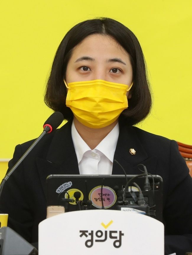 류호정 정의당 의원이 2일 서울 여의도 국회에서 열린 의원총회에서 발언하고 있다. (공동취재사진)