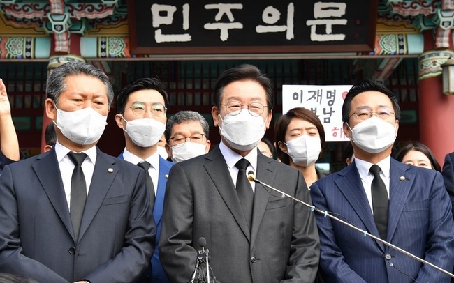 이재명 더불어민주당 대표가 2일 오전 광주 북구 운정동 국립5·18민주묘지에서 참배를 마친 뒤 입장을 밝히고 있다. (사진=뉴시스)