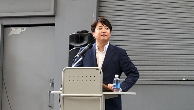  4일 오후 대구시 중구 대봉동 김광석 거리에서 이준석 국민의힘 전 대표가 기자회견을 하고 있다. 