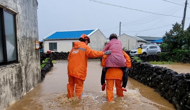  제11호 태풍 힌남노가 북상 중인 4일 오후 제주 서귀포시 대정읍 영락리의 한 주택가가 물에 잠겨 출동한 소방대원이 주민을 구조하고 있다. 기상청에 따르면 태풍은 오는 6일 새벽 제주를 지나 남해안에 상륙할 것으로 전망됐다. (사진=제주도소방안전본부 제공) 