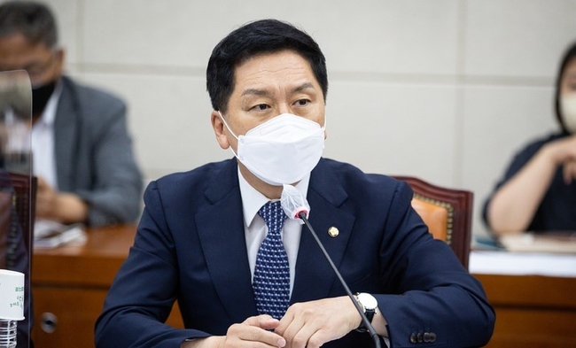 김기현 국민의힘 의원이 1일 서울 여의도 국회에서 열린 국방위원회 전체회의에서 인사말을 하고 있다. (공동취재사진) 