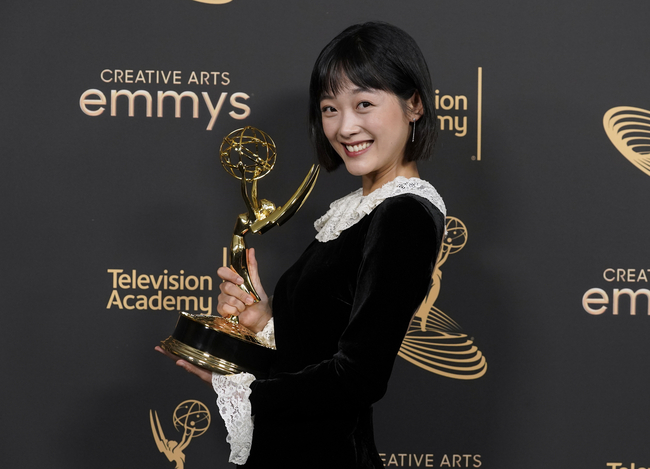 에미상 시상식에서 '여우단역상'을 수상한 이유미(사진=AP/뉴시스 제공)