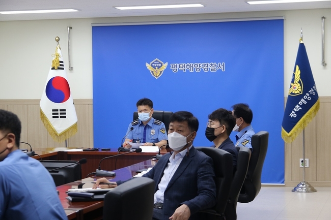 평택해양경찰서 서정원 서장이 3층 중회의실에서 11호 태풍‘힌남노’에 대비하기 위해 전국 지휘관 상황판단회의에 참석하고 있다