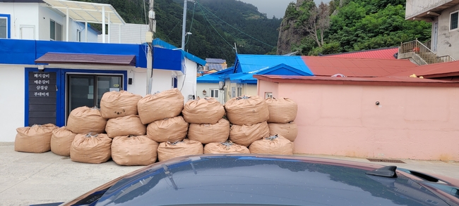 군은 마을별 책임부서를 편성하여 점검 및 예찰 활동을 실시하는 한편, 월파에 의한 피해가 잦은 서면(남양, 통구미 마을 등)에서는 모래마대(톤마대 등)를 집집마다 지원하고 대피소를 정비하는 등 사전조치를 완료했다.(사진제공=울릉군)