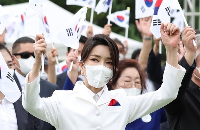 윤석열 대통령 부인 김건희 여사가 지난달 15일 서울 용산 대통령실 잔디마당에서 열린 제77주년 광복절 경축식에서 만세 삼창을 하고 있다. (사진=대통령실 제공)