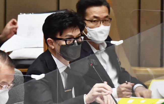 한동훈 법무부 장관이 지난 1일 서울 여의도 국회 본관 예결위회의장에서 열린 제400회 국회(정기회) 예산결산특별위원회 제1차 전체회의에 출석, 의원 질의에 답변하고 있다.(사진=뉴시스 제공)