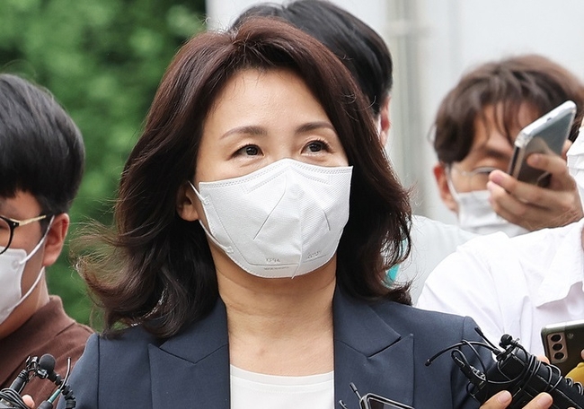 더불어민주당 이재명 의원의 부인 김혜경씨가 '법인카드 사적 유용 의혹'과 관련, 조사를 받기위해 지난달 23일 오후 경기도 수원시 경기남부경찰청에 출석하고 있다. 경찰은 김씨가 지난해 8월2일 민주당 관련 인사 3명과 점심 식사를 하면서 점심값을 경기도 업무추진비 카드로 결제된 의혹을 수사하고 있다. (사진=뉴시스 제공)
