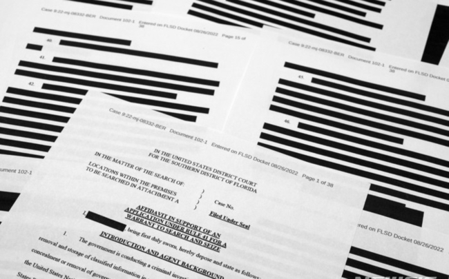 26일(현지시간) 미국 법무부가 공개한 진술서. 이 진술서에는 미 연방수사국(FBI)이 왜 도널드 트럼프 전 대통령의 자택을 수색하려고 하는지에 관한 설명 등이 담겨있다. 수사 차질을 위해 민감한 내용은 검은색으로 가려졌다. (사진=뉴시스 제공)