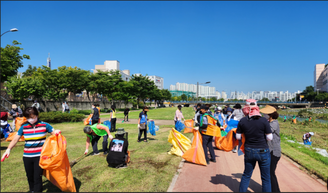 경산시 서부1동(동장 정원엽)은 초강력 태풍 힌남노가 지나간 후인 7일, 동 직원 20여 명과 16개 관변단체 회원 100여 명이 참여한 가운데 관내 주요 거점을 위주로 태풍으로 밀려온 각종 쓰레기와 나뭇가지 등을 수거했다.(사진=경산시 제공)