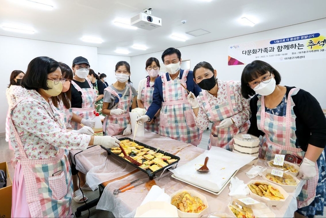 대구중구가족센터(센터장 임시아)는 지난 7일 센터 3층 프로그램실에서 다문화가족과 함께하는 추석맞이 행사를 개최했다. 이날 결혼이민자 및 한국 여성 20여 명이 함께 한 자리에서 명절 음식을 만들어 독거노인 등 취약계층에 전달하는 교류와 나눔의 장 행사를 가졌다.(사진제공=대구시 중구청)