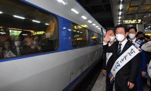 이재명 더불어민주당 대표가 8일 오전 서울 용산역에서 추석 귀성객들에게 인사를 하고 있다.<br>
(사진=뉴시스 제공)