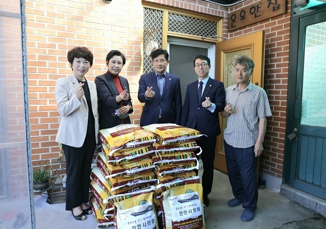 천안시의회 양로원 방문(사진=천안시의회 제공)