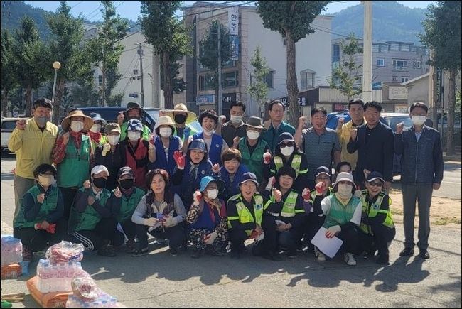 주시 용강동 단체들이 8일 용강동 일원에서 태풍 ‘힌남노’ 피해 복구를 위해 팔을 걷어 붙였다.(사진제공=경주시)